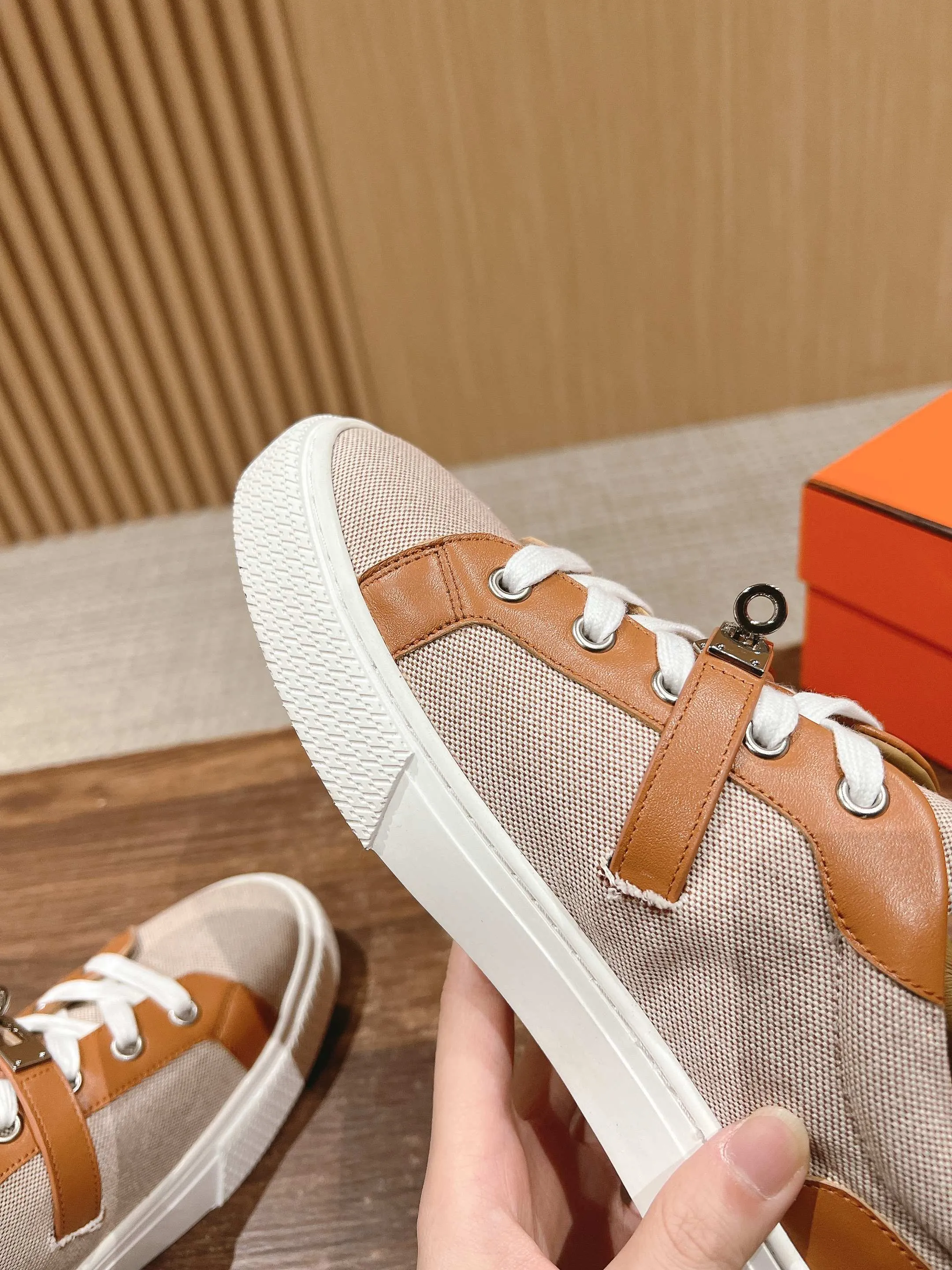 👟👟Ex-factory price 520👟👟 [Cloth cover] 🍓𝐇𝐄𝐑𝐌𝐄𝐒 Hermès classic couple model #𝐊𝐞𝐥𝐥𝐲 buckle casual white shoes skateboard shoes, no shoes collision at all, full of unknown Hermès It’s rare to find flat casual shoes, and they come with classic palladium-plated Kelly shoe buckles! People will fall in love with it at first glance. It is very versatile ~ you can wear it with skirts and pants at will. 🉑️Close your eyes and look super noble. ❥ MATERIAL Specific cowhide/canvas material, sheepskin lining, original molded TPU outsole Size: 35-44
